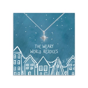 Collar navideño con estrella polar y circonita cúbica, regalo con tarjeta. El mundo cansado se alegra. Joya navideña con un mensaje de alegría y esperanza.