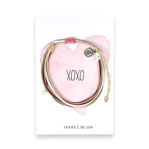 Cadeau Saint-Valentin pour fille, bracelet de l'amitié XOXO, bracelet fil avec breloque coeur et carte, bracelet bohème réglable, cadeau amour
