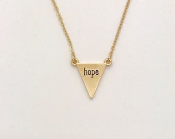 Collier espoir en or, pendentif espoir estampé, petit cadeau simple de tous les jours, collier mot estampé, collier gravé, cadeau inspirant pour elle, espoir