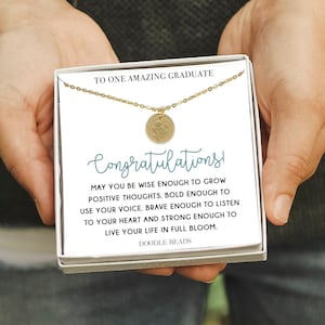 Presente de formatura de parabéns para ela, formanda do ensino médio ou da faculdade, pingente de flor estampado, cartão personalizado e caixa de presente para amiga formanda