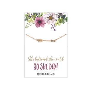 Sie glaubte, dass sie es könnte, also sagte sie, dass sie eine Karte mit Gold- oder Silberpfeilhalskette, College-Abschlussgeschenk für sie, inspirierende Halskette zitieren könnte,
