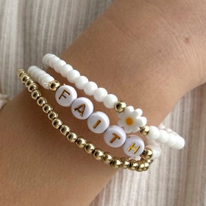 Juego de pulseras con cuentas de flores y margaritas para niña, regalo de confirmación de bautismo, juego de 3 pulseras apilables, joyería religiosa cristiana