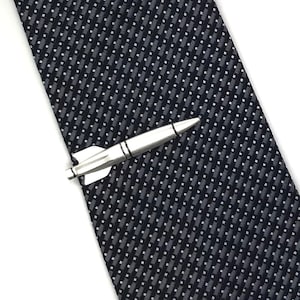 Silver raketskepps slipsklämma, raket slipsklämma, vintage slipsklämma, yttre rymden, jet slipsklämma, flygplans slipsklämma, missil, presenter till pojkar