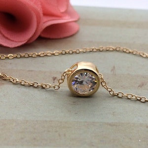 Collier solitaire en or avec de minuscules petits cristaux de strass encastrés - sur carte avec citation ou dans une boîte cadeau en argent carte cadeau collier pour elle
