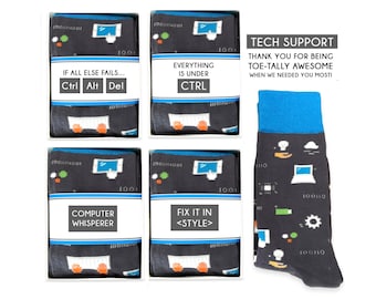 Peut inclure: Quatre boîtes de chaussettes avec différents motifs sur le thème de l'informatique. Les chaussettes sont noires avec des accents bleus et orange. Les boîtes ont du texte blanc sur fond noir. Le texte sur les boîtes indique : "Si tout le reste échoue... Ctrl Alt Suppr", "Tout est sous Ctrl", "Chuchoteur d'ordinateur" et "Réparez-le dans <style>". Une seule chaussette est représentée sur le côté droit de l'image. La chaussette est noire avec des accents bleus et orange et présente une variété de motifs sur le thème de l'informatique. Le texte "Support technique Merci d'être Toe-tally Awesome Quand on avait besoin de vous le plus !" est affiché au-dessus de la chaussette.