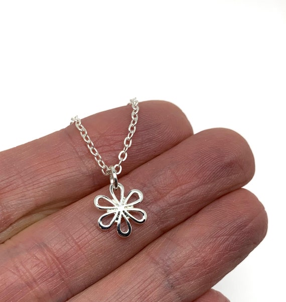 Small 2024 daisy necklace