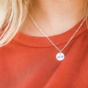 Ideas de regalos de joyería navideña para ella, collar de plata o oro con la frase "Alegría" y tarjeta navideña, colgante "Alegría", collar con dijes, regalo para mujeres y mamás.