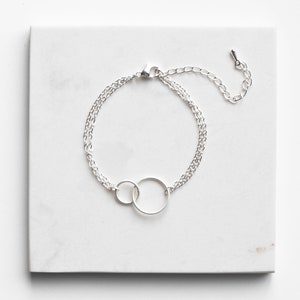 2つの絡み合ったサークルのブレスレット、シルバー、繊細な調節可能なチェーン、ダブルリングエタニティブレスレット、母娘ブレスレット、ガールフレンド用