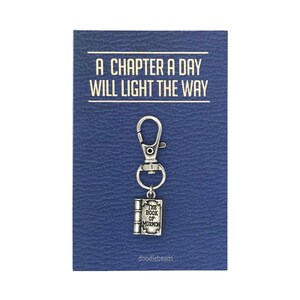 Llavero o tirador de cremallera con tarjeta con el amuleto del Libro de Mormón: Un capítulo al día iluminará el camino, regalos para jóvenes SUD, desafío del Libro de Mormón