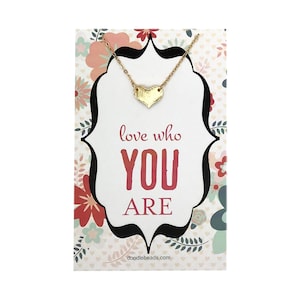 Collar de corazón martillado en plata o oro, collar de corazón pequeño con tarjeta "Ámate como eres", regalo inspirador, motivador y de aliento.