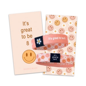 Es ist großartig, 8 Armband, 8 Jahre alte Mädchen Geschenke, 8. Geburtstag, HLT Taufe Geschenk, Smiley Reversible Stretch gewebtes Armband & Karte zu sein