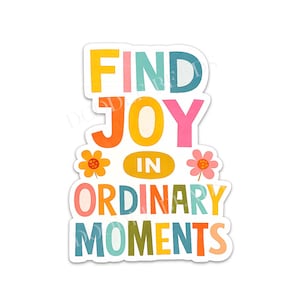 Puede incluir: Adhesivo colorido con la frase "FIND JOY IN ORDINARY MOMENTS". El diseño presenta letras multicolores, flores y un mensaje positivo. Ideal para decorar objetos cotidianos.
