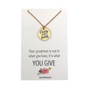 Collar con tarjeta "La caridad nunca deja de ser", Tu grandeza no está en lo que tienes, sino en lo que das, Sociedad de Socorro SUD, regalo de ministración