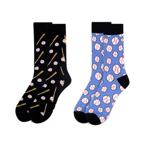 Könnte beinhalten: Zwei Paar Socken mit einem Baseball- und Schlägermuster. Ein Paar ist schwarz mit goldenen Schlägern und weißen Baseballs. Das andere Paar ist blau mit weißen Baseballs.