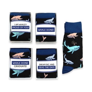 Sono così orgoglioso di te, ben fatto, regalo di laurea, per lui, giochi di parole sulla balena, biglietto, calzini divertenti e fantastici con balena, unisex, per uomo, Whale Done Graduate