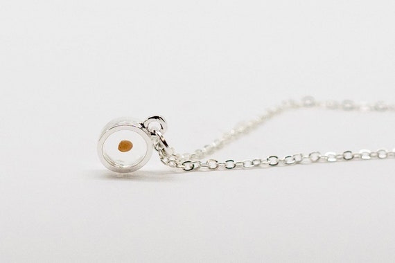 Christianartworkshop Collana con ciondolo a forma di semi di senape di – .christianartworkshop