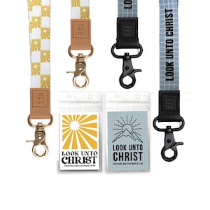Peut inclure: Trois styles de lanières différents avec un schéma de couleurs or, noir et blanc. Chaque lanière a un porte-badge en plastique transparent avec un motif imprimé qui dit "Regarde vers le Christ" avec une référence biblique.