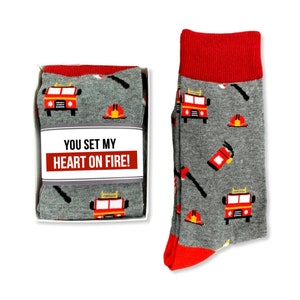 Regalos de amor de bombero para esposo, regalo de novio, You Set My Heart on Fire, calcetines y tarjeta de bombero, aniversario, cumpleaños, juegos de palabras de amor
