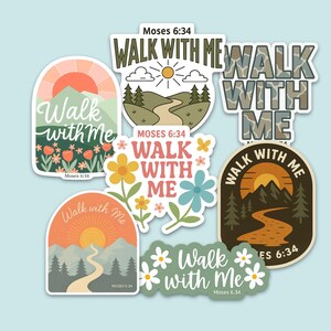 以下が含まれることがあります： 「Walk with Me」および「Moses 6:34」というテキストが記された7枚のダイカットステッカーのセット。日の出、山、曲がりくねった小道、松の木、そして緑、オレンジ、青の色合いで描かれた色とりどりの花のイラストが、それぞれのデザインにあしらわれています。