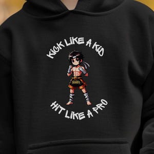 Kop jak dziecko, uderzaj jak profesjonalista Dziecięca bluza z kapturem do kickboxingu | Bluza z kapturem z kreskówkowym motywem muay thai kickboxingu | Dziecięca bluza z kapturem do sztuk walki