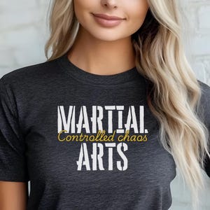 T-shirt gecontroleerde chaos door vechtsporten | grappig uniseks T-shirt met vechtsportcitaat