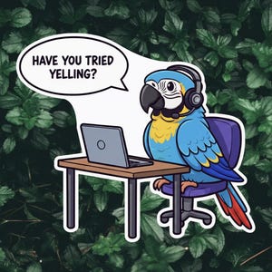 Pode incluir: Um adesivo com um papagaio de desenho animado usando um fone de ouvido e um laptop. O papagaio é azul, amarelo e vermelho. Um balão de fala acima do papagaio diz: "VOCÊ TENTOU GRITAR?"