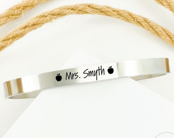 Lehrermanschette, Lehrgeschenk für Sie, personalisierter Herzschmuck zur Wertschätzung, personalisiertes Namensarmband für Lehrer aus der Schülerfamilie