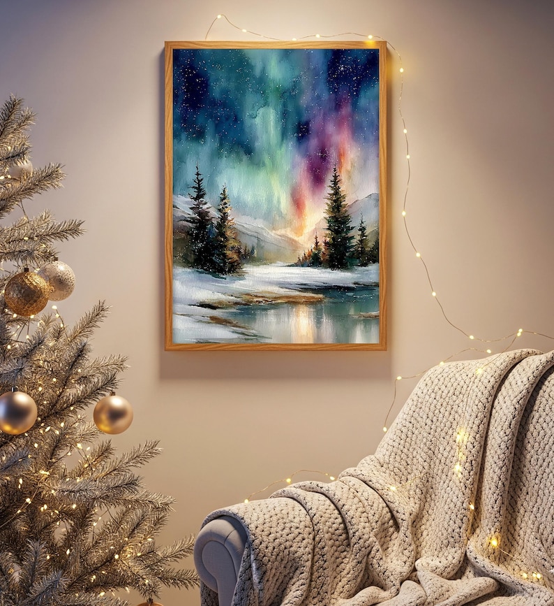Puede incluir: Una pintura de acuarela enmarcada representa un paisaje invernal con una aurora boreal. La obra de arte presenta una vibrante exhibici&oacute;n de luces verdes, moradas y azules sobre una escena nevada con &aacute;rboles de hoja perenne y una masa de agua reflectante. El marco es de madera marr&oacute;n claro.