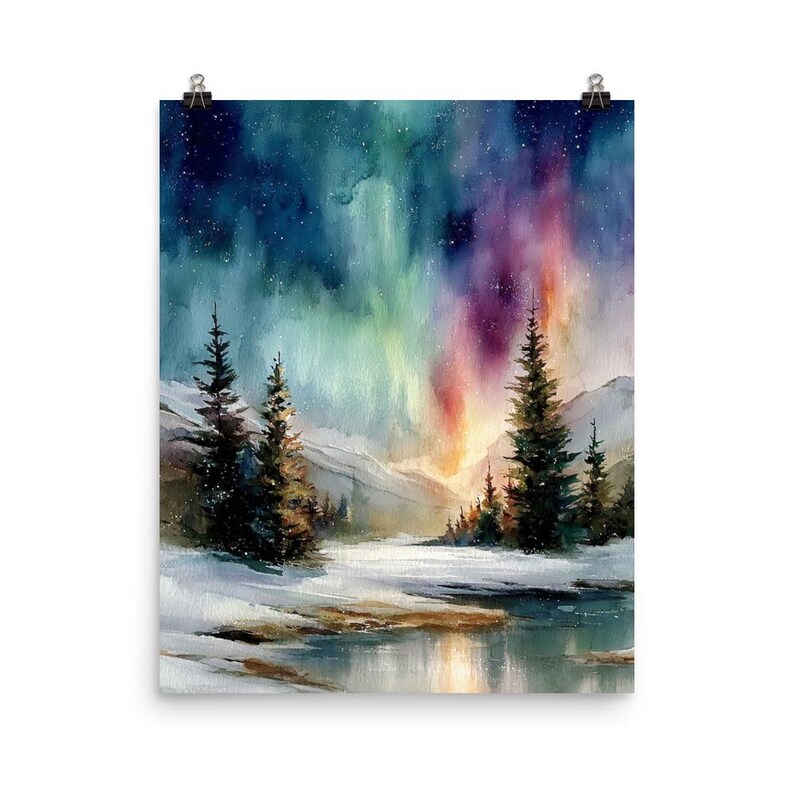 Puede incluir: Impresi&oacute;n en acuarela de un paisaje invernal con una vibrante aurora boreal. La obra presenta &aacute;rboles de hoja perenne, suelo cubierto de nieve y una masa de agua reflectante. El cielo transita del azul al verde y al morado.