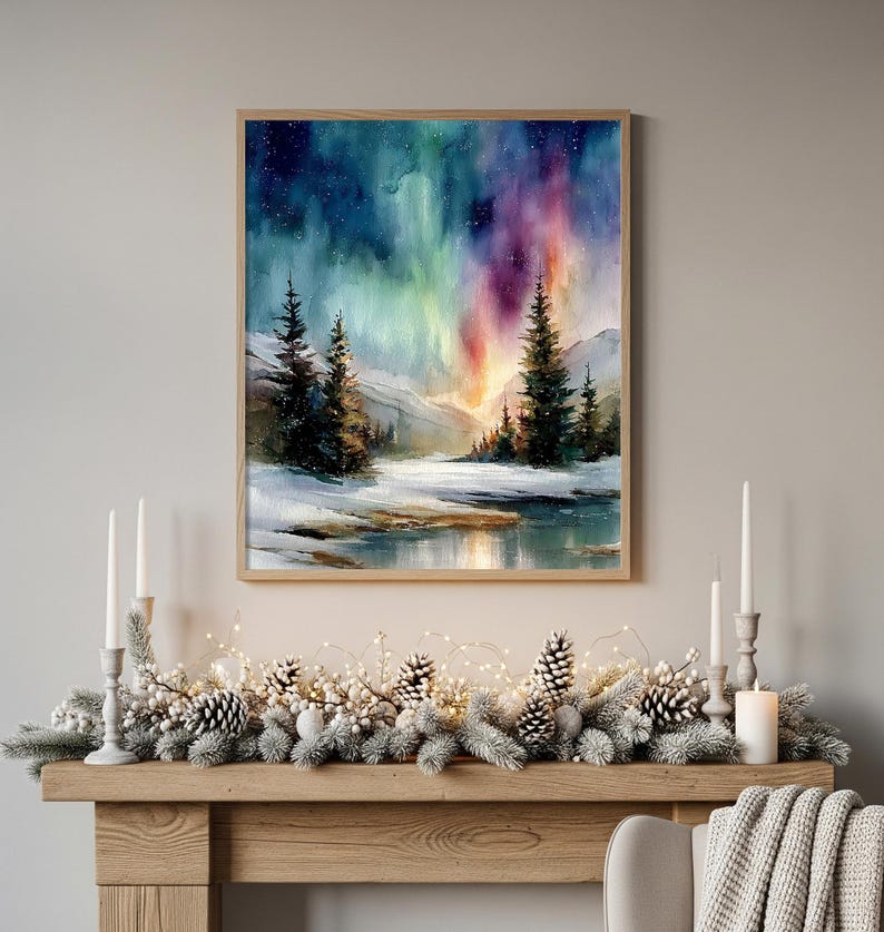 Puede incluir: Una pintura de acuarela enmarcada representa un paisaje invernal con una vibrante aurora boreal. La obra de arte muestra una escena nevada con &aacute;rboles de hoja perenne, una masa de agua reflectante y un cielo colorido.
