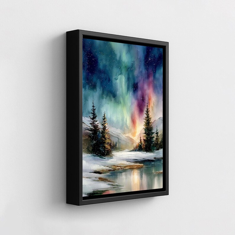 Puede incluir: Impresi&oacute;n en lienzo enmarcada de una pintura a la acuarela que representa la aurora boreal. La obra presenta una vibrante exhibici&oacute;n de luces verdes, moradas y naranjas en el cielo nocturno sobre un paisaje nevado con &aacute;rboles de hoja perenne y una masa de agua reflectante.