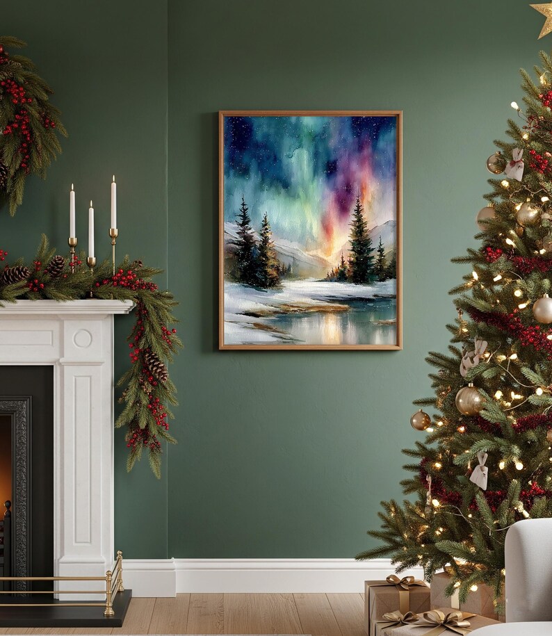 Puede incluir: Una pintura de acuarela enmarcada representa un paisaje invernal con una vibrante aurora boreal. La obra presenta una escena nevada con &aacute;rboles de hoja perenne, una masa de agua reflectante y un cielo colorido en tonos azules, verdes y morados. El marco es de color marr&oacute;n claro.