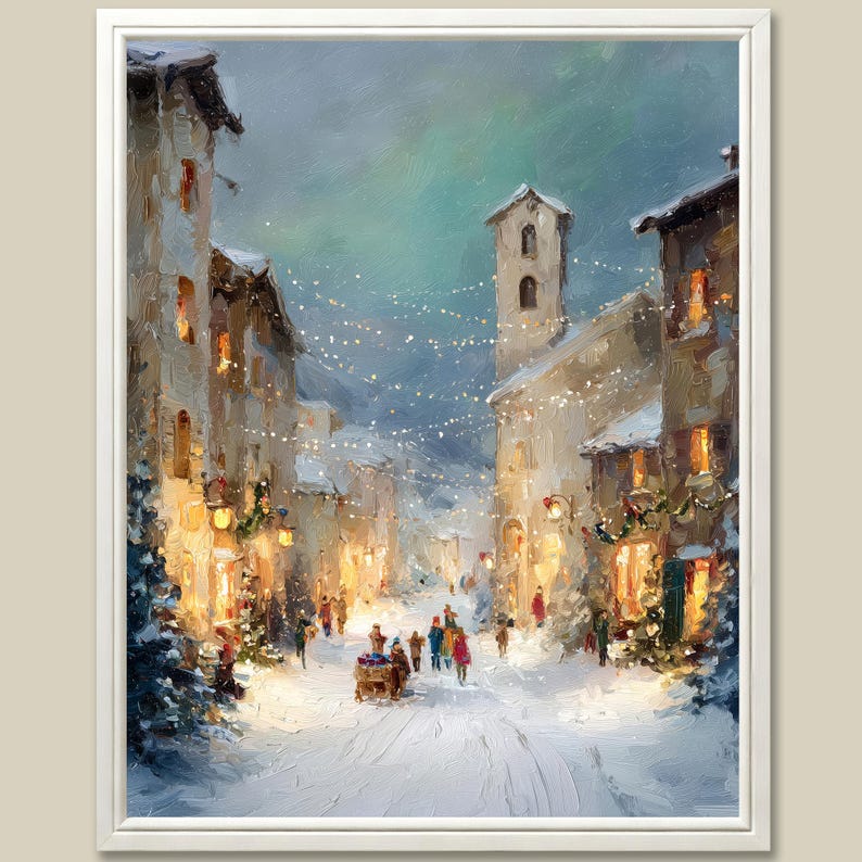 Puede incluir: Pintura al &oacute;leo enmarcada que representa una escena de calle de un pueblo europeo nevado al anochecer. Edificios con luces c&aacute;lidas bordean la calle, con figuras paseando por el camino nevado. Guirnaldas de luces y decoraciones festivas.