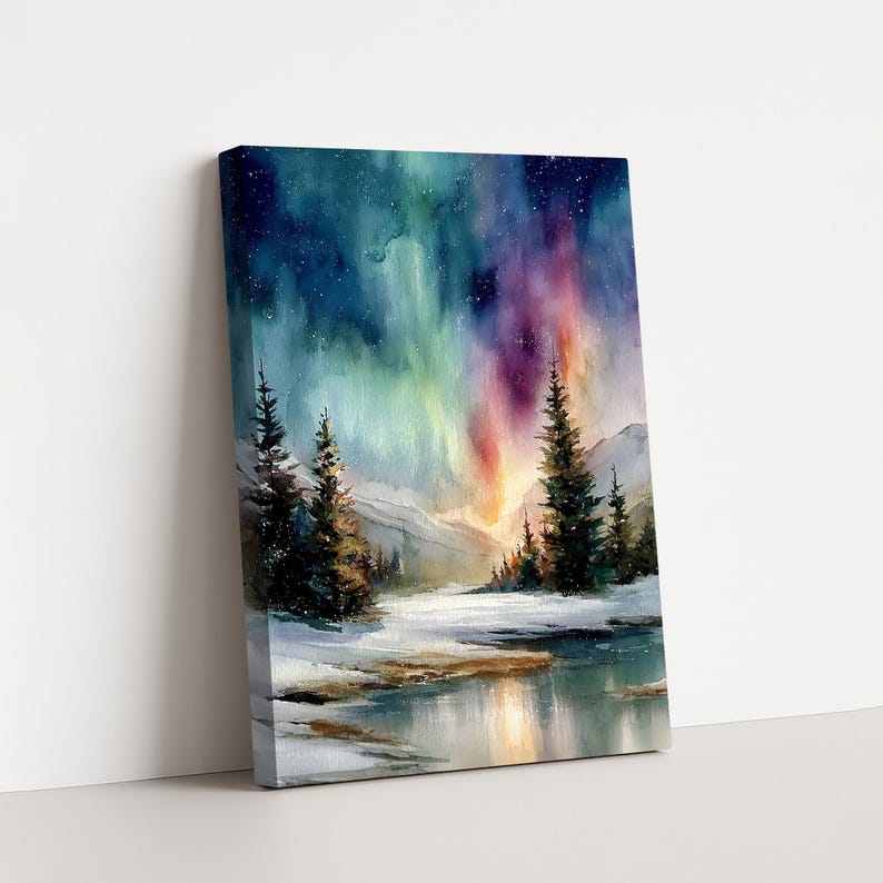 Puede incluir: Pintura a la acuarela de la Aurora Boreal. La obra de arte representa un paisaje invernal con nieve, &aacute;rboles de hoja perenne y una masa de agua que refleja el cielo colorido. El cielo transita del azul al verde, morado y naranja.