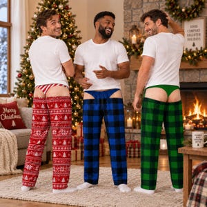 Könnte beinhalten: Drei Personen tragen weiße T-Shirts und weihnachtliche Freizeithosen mit einem Ausschnitt an der Taille. Die Hosen haben Muster in Rot mit weißen Weihnachtsbäumen, blau-schwarzem Karomuster sowie grün-schwarzem Karomuster.