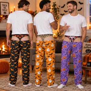 Könnte beinhalten: Drei Freizeithosen mit weißen T-Shirts. Die erste Hose ist schwarz mit orangefarbenen Fledermäusen und einem String-Bund mit Lippenmuster. Die zweite ist orange mit weißen Geistern und Leopardenmuster-Bund. Die dritte ist lila mit Kürbissen und rotem String.
