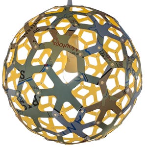 Luminaire artisanal, décor carte géographique scolaire vintage