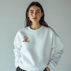 Jersey con diseño de libros y flores.