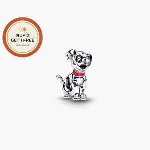 Puede incluir: Un charm de plata con forma de cachorro dálmata con manchas negras, un collar rojo y ojos negros. El charm está sentado y tiene una pequeña cola. El charm está sobre un fondo blanco. Un gráfico circular con el texto "BUY 2 GET 1 FREE" está en la esquina superior izquierda.