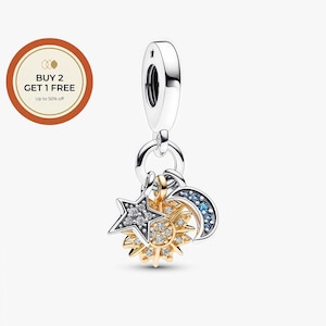 Pode incluir: Um berloque de prata com tema celestial. Apresenta um pingente de estrela, sol e lua com pedras preciosas claras e azuis. O sol e a estrela têm detalhes dourados. O berloque foi projetado para ser adicionado a uma pulseira ou colar.