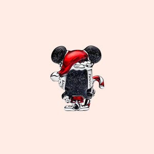 Peut inclure: Un charm en argent repr&eacute;sentant Mickey Mouse avec un bonnet de P&egrave;re No&euml;l rouge, tenant un parchemin. Le charm a des oreilles noires avec des mouchetures blanches et des d&eacute;tails rouges et blancs. Le parchemin porte les mots "Pandora" et "Disney".