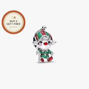 Puede incluir: Un charm de plata con forma de elfo navideño. El elfo lleva un gorro y un traje verdes y rojos, y sostiene un bastón de caramelo. El charm tiene una cara blanca, una nariz roja y ojos negros.