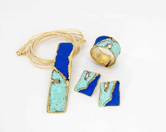 Conjunto de joyería geométrica • Collar, anillo y pendientes de bronce con detalles de color • Joyería llamativa escultórica de capas