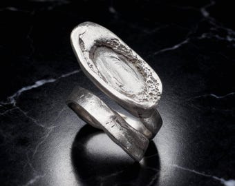 Anello Echo in argento • Gioiello di carattere in argento sterling dallo stile brutalista • Fascia scultorea organica, design modernista massiccio