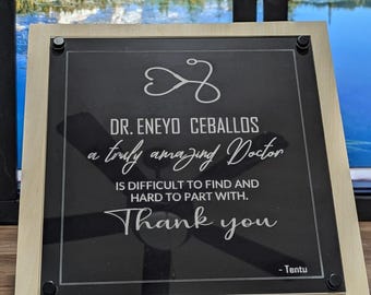 Placa personalizada para médicos: Letrero de reconocimiento de acrílico y madera de tilo