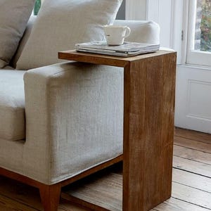 Table d'appoint de canapé en bois / Table polyvalente de style rustique / Habillage de table avec accoudoir de canapé / Table de canapé en bois rustique / Table d'appoint en forme de C