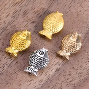 10個入り 魚型 12 x 8 mm ルーズメタルクラフトビーズ ゴールド/シルバーカラー ジュエリー作り DIY クラフト パーツ