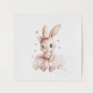 Può includere: Illustrazione ad acquerello di un simpatico coniglietto con tutù e fiocco rosa. L'immagine presenta piccoli cuori e fiori rosa. L'opera ha una palette di colori tenui e pastello, ideale per la decorazione della cameretta.