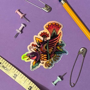 Pegatina holográfica brillante de cuervo estilo tatuaje tradicional
