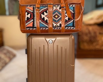 Leder & Kilim Duffle Bag mit Gepäck Sleeve | Boho Weekender | Authentisches Reise-Handgepäck